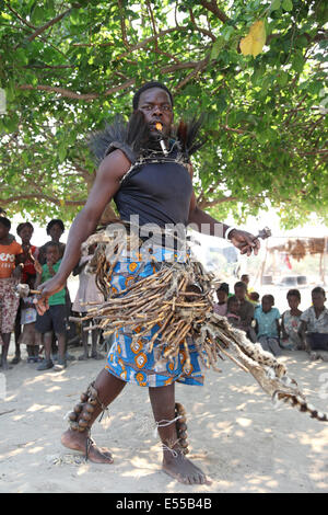 Traditionelle afrikanische Medizin Mann, tanzen um eine Krankheit zu heilen Stockfoto