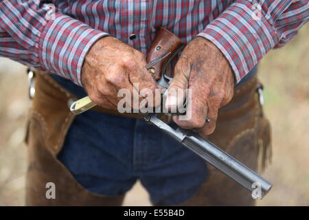 Amerikanische Cowboy Arbeit an seine Waffe, Nahaufnahme Stockfoto