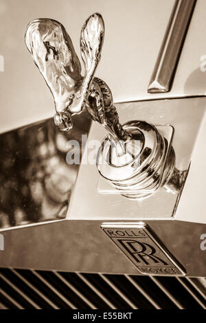 Das berühmte Wahrzeichen "Spirit of Ecstasy" auf der Rolls-Royce Silver Spirit. Sepia. 27. Oldtimer-Tage Berlin - Brandenburg Stockfoto