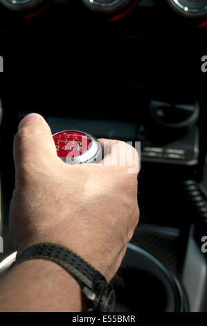 Hand auf einen Schalthebel Stockfoto