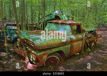 Verrostete Junk-e-LKW in Auto Altstadt in weiß-Georgien Stockfoto