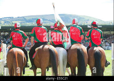 Llanelwedd, UK. 21. Juli 2014. Team Wales finden ihren Weg in den Main-Ring für The Royal Welsh Mounted Games. Eine Rekordzahl von mehr als 240.000 Besucher dürften diese Woche vier Tage lang von Europas größten Agrarmesse. Vieh-Klassen und Sonderpreise haben angezogen, 8.000 plus Einträge, 670 mehr als im Vorjahr. Das erste Royal Welsh Show war bei Aberystwyth in 1904 und angezogen 442 Vieh Einträge. Bildnachweis: Graham M. Lawrence/Alamy Live-Nachrichten. Stockfoto