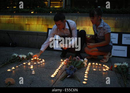 Kuala Lumpur, Malaysia. 21. Juli 2014. Menschen ordnet Kerzen während eine spezielle Mahnwache für die Passagiere an Bord der Malaysia Airline, MH17 in Kuala Lumpur, Malaysia, Montag, 21. Juli 2014. Malaysia Airlines Jetliner trug 298 Personen, wenn es über Ostukraine abgeschossen wurde. Bildnachweis: Joshua Paul/NurPhoto/ZUMA Draht/Alamy Live-Nachrichten Stockfoto