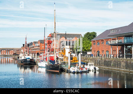 Alte Boote vertäut, in Swansea Marina als Bestandteil ein maritimes Museum, South Wales an einem Sommertag Stockfoto