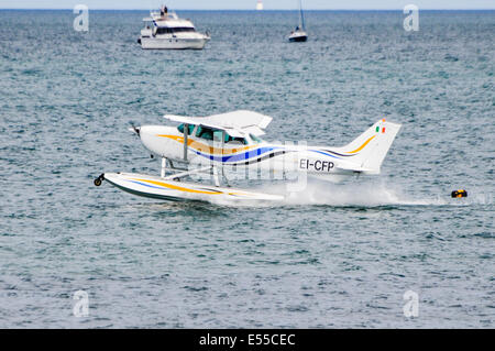 Cessna 172 (EPI-GFP), 1980 von William Überschwemmung, ausgerüstet mit Schwimmkörper, Avco Lycoming Motor, landet auf Meer 2014 Bray Air Show, Irland im Besitz Stockfoto