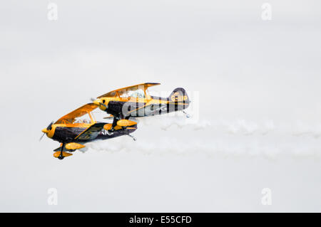 Im engen Formation zwei Pitts S - 1D Special Private (G-PIII und G-IIIP) fliegen Stockfoto