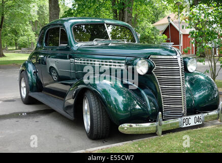 Vorderansicht des CHEVROLET COUPÉ aus dem Jahr 1938 mit schwedischen Kennzeichen. Stockfoto