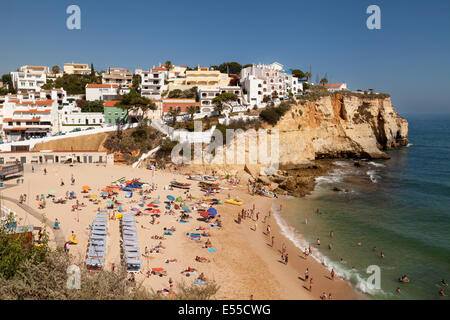 Menschen im Urlaub am Strand, Carvoeiro, Algarve Portugal Europa Stockfoto