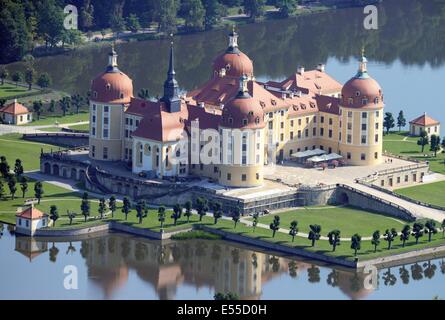 Dresden, Deutschland. 19. Juli 2014. Luftbild von Schloss Moritzburg in Moritzburg in der Nähe von Dresden, Deutschland, 19. Juli 2014. Das ehemalige Jagdschloss der Wettiner wurde Kurfürst Augustus II das starke als ein Landsitz umgebaut. Foto: Matthias Hiekel/ZB/Dpa/Alamy Live News Stockfoto