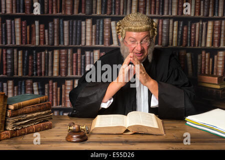 Reifen Richter vor Gericht Beratung Gesetzesbücher Stockfoto