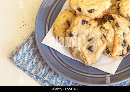 Chocolate Chip Cookies bei natürlichem Licht Stockfoto
