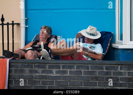 Aberystwyth, Wales, UK. 21. Juli 2014. Wetter: Ein paar machen das Beste aus dem heißen Wetter in Aberystwyth nähern Temperaturen 30 Grad Credit: Jon Freeman/Alamy Live News Stockfoto