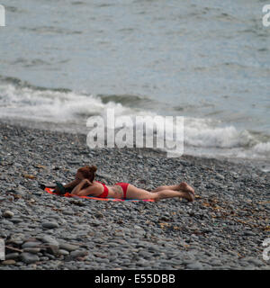 Aberystwyth, Wales, UK. 21. Juli 2014. Wetter: Eine junge Dame genießt ein weiterer heißen Tag am Strand in Aberystwyth nähern Temperaturen 30 Grad Credit: Jon Freeman/Alamy Live News Stockfoto