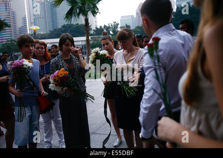 Kuala Lumpur, Malaysia. 21. Juli 2014. Ukrainische besuchen ein Denkmal für MH17 Tragödie Zeremonie in Kuala Lumpur City Centre(KLCC), Kuala Lumpur, Malaysia. Der UN-Sicherheitsrat wurde am 21. Juli voraussichtlich verabschieden eine Entschließung an, dass pro-russische Separatisten unbeschränkten Zugriff auf die Website der abgestürzten Passagierflugzeuges in Osten der Ukraine erteilen. Bildnachweis: Khairil Safwan/Pacific Press/Alamy Live-Nachrichten Stockfoto