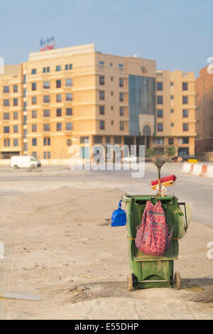 A Street Cleaners Wagen sitzen entlang der Straße in Al-Seef, Manama, Bahrain. Stockfoto