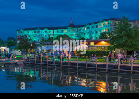 Harbor Hotel auf Seneca Lake beleuchtet für Lichter Waterfront Hafenfest in Watkins Glen in der Finger Lakes Region von New York Stockfoto