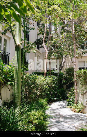 Gehweg im Peninsula Hotel in Beverly Hills, Los Angeles. Stockfoto