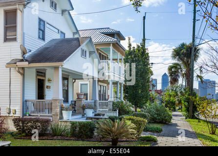 Häuser in der North Pearl Street im historischen Springfield Bezirk von Jacksonville mit Skyline der Innenstadt hinter, Florida, USA Stockfoto