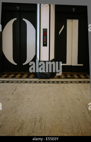 Aufzug im Hotel-Lobby mit graphischen Nummer stenciled auf die Tür. Stockfoto