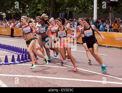 Konkurrenten in der Frauen 1 Meile Finale Runde die Haarnadelkurve am Ende der Mall, während der Sainsbury Jubiläumsspiele. Genzebe Dibarba ging auf Ther gewinnen das Rennen in einer Zeit von 4,28.   Großbritanniens, Helen Clitheroe Platz 5 in einer Zeit von 4,36. Stockfoto