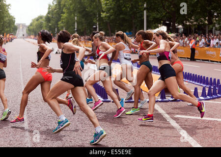 Konkurrenten in der Frauen 1 Meile Finale Runde die Haarnadelkurve am Ende der Mall, während der Sainsbury Jubiläumsspiele. Genzebe Dibarba ging auf Ther gewinnen das Rennen in einer Zeit von 4,28.   Great Britains, Helen Clitheroe Platz 5 in einer Zeit von 4,36. Stockfoto