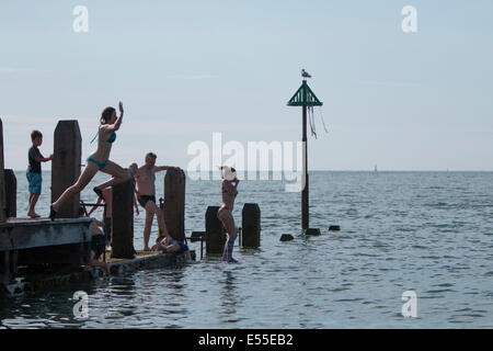 Aberystwyth, Wales, UK. 21. Juli 2014. Wetter: Jugendliche machen das Beste aus dem heißen Wetter Steg ins Meer in Aberystwyth abspringen, da Temperaturen über 30 Grad Credit nähern: Jon Freeman/Alamy Live News Stockfoto