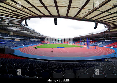 Hampden Park, Glasgow, Schottland, Großbritannien, Montag, Juli 2014. Athleten trainieren auf der Laufstrecke im Hampden Park, der von einem Fußballstadion, das normalerweise von Queen's Park und den schottischen Nationalmannschaften genutzt wird, in den Glasgow 2014 Commonwealth Games Athletics Venue umgewandelt wurde Stockfoto