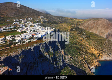 Die Chora ("Hauptstadt") von Folegandros, eines der schönsten Horas Kykladen, schwebt über einer Klippe von 300 m. Griechenland Stockfoto