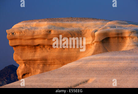 Letzten Licht des Tages auf den beeindruckenden Felsen von Sarakiniko Badestrand, Milos Insel, Kykladen, Ägäis, Griechenland. Stockfoto