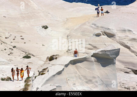 Blendenden weißen Vulkangestein von Sarakiniko Beach, Insel Milos, Kykladen, Griechenland Stockfoto