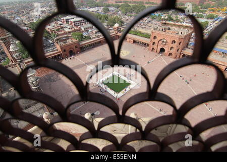 Zwei Eingänge der Jama Masjid, et la Waschung gefangen genommen von einem von den Minaretten Stockfoto