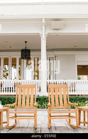 Zwei hölzerne Schaukelstühle auf der Terrasse eines Luxus-Resort in Hawaii. Stockfoto