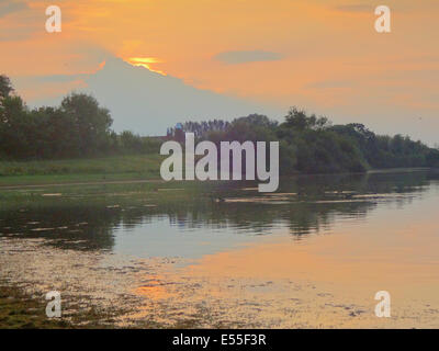 Bewl Wasser, Lamberhurst, Kent, UK. 21. Juli 2014. Sonnenuntergang hinter den Wolken wirft ein orange Leuchten über Bewl. Keine Spur von Bewl Katze! Bildnachweis: David Burr/Alamy Live-Nachrichten Stockfoto