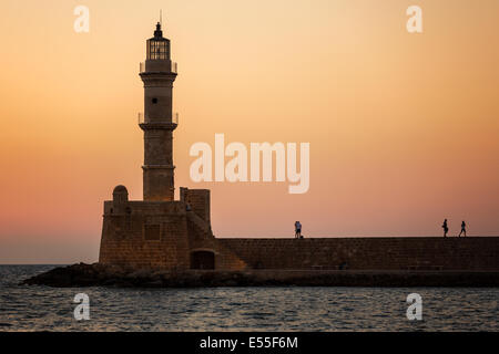 Chania Lighthouse und den Hafen bei Sonnenuntergang, Kreta, Griechenland Stockfoto