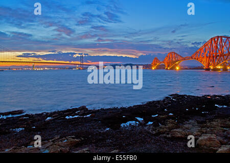 Ein Schuss von Forth Rail und Straßenbrücken in der Abenddämmerung aus South Queensferry. Stockfoto