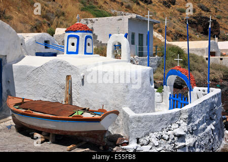 Kirchlein im Korfos Village, Thirassia Insel gegenüber Santorini, auf der anderen Seite der Caldera, Kykladen, Griechenland Stockfoto