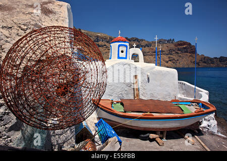 Kirchlein im Korfos Village, Thirassia Insel gegenüber Santorini, auf der anderen Seite der Caldera, Kykladen, Griechenland Stockfoto