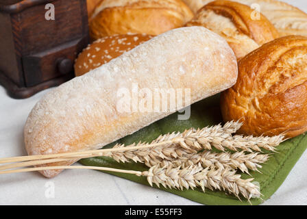 Frisch gebackene rollt auf Baumwolltuch mit Weizen Ähren traditionelle Stockfoto