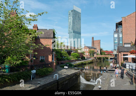 Das Castlefield historische Innenstadt Kanal Bereich einschließlich Herzöge 92 und Schloss und Beetham Tower (Hintergrund) in Manchester UK Stockfoto