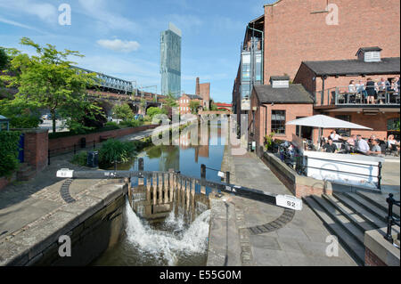 Das Castlefield historische Innenstadt Kanal Bereich einschließlich Herzöge 92 und Schloss und Beetham Tower (Hintergrund) in Manchester UK Stockfoto