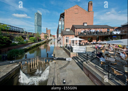 Das Castlefield historische Innenstadt Kanal Bereich einschließlich Herzöge 92 und Schloss und Beetham Tower (Hintergrund) in Manchester UK Stockfoto