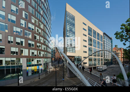 Der Gehweg Fußgängerbrücke über London Verbindungsstraße Manchester Piccadilly Station GMPTE Büro an hellen, sonnigen Sommertag. Stockfoto