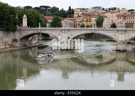 Schiff voller Touristen am Tiber in Rom, Italien Stockfoto