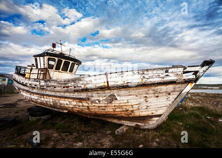 Altes Boot auf verlassenen Schrottplatz. Stockfoto