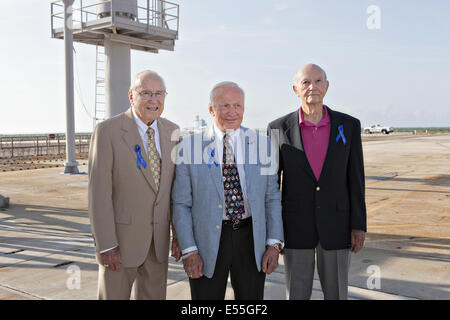 Apollo-Astronauten von links: Jim Lovell, Buzz Aldrin und Michael Collins pausieren während ihrer Tour von Launch Pad 39 b für ein Gruppenporträt 21. Juli 2014 in Cape Canaveral, Florida. Das Pad wird verändert, um die Agentur neue Orion-Raumschiff, die nächste Generation der Erforschung des Weltraums zu unterstützen. Stockfoto
