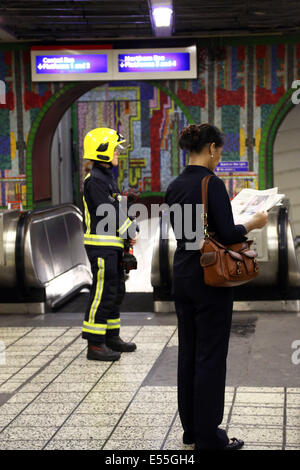 London, UK. 21. Juli 2014. Heißes Wetter schließt u-Bahnhof Tottenham Court Road in London, England. Die Schranken an der Station wurden bei rund 21:20 geschlossen und Massen angefangen zu bauen. Frühe Reports vorgeschlagen, dass die Hitze hatte off der Brandmelder, erfordern die Station evakuiert werden. Feuerwehrleute aus der Londoner Feuerwehr reiste Untergrund um zu prüfen, ob alles in Ordnung war und es kein tatsächliches Feuer gab. Bildnachweis: Paul Brown/Alamy Live-Nachrichten Stockfoto