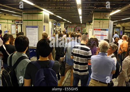 London, UK. 21. Juli 2014. Heißes Wetter schließt u-Bahnhof Tottenham Court Road in London, England. Die Schranken an der Station wurden bei rund 21:20 geschlossen und Massen angefangen zu bauen. Frühe Reports vorgeschlagen, dass die Hitze hatte off der Brandmelder, erfordern die Station evakuiert werden. Feuerwehrleute aus der Londoner Feuerwehr reiste Untergrund um zu prüfen, ob alles in Ordnung war und es kein tatsächliches Feuer gab. Bildnachweis: Paul Brown/Alamy Live-Nachrichten Stockfoto