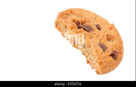 Broken Chocolate Chip Cookie auf weißem Hintergrund Stockfoto