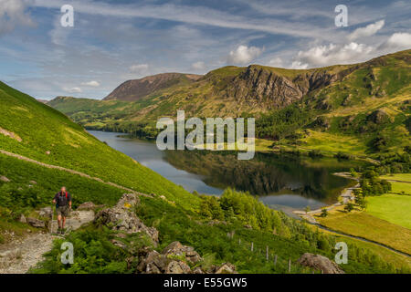 Walker aufsteigender Bergweg Scarth Lücke von Buttermere im englischen Lake District Stockfoto