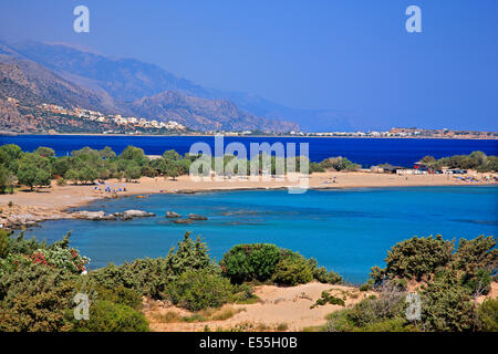 Schöne Ihnen das Grammeno Strand in der Nähe von Paleochora Dorf (im Hintergrund), Chania, Kreta, Griechenland Stockfoto